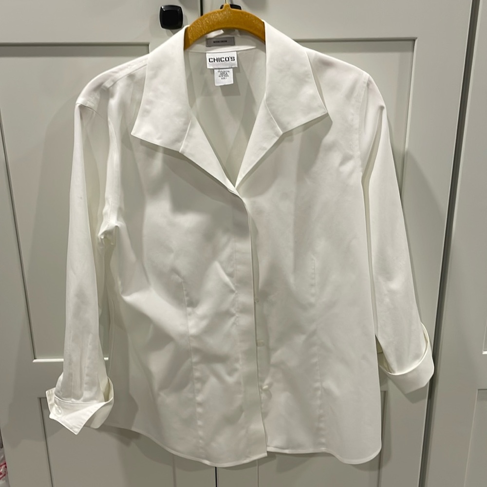 Chico’s off white no iron fitted shirt, has 3/4 sleeves with cuff, sz 1